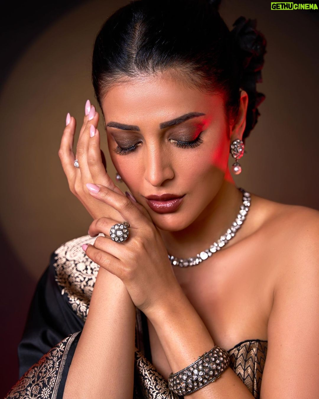 Shruti Haasan Instagram - Sunsets , moon skies and ruminations 🌙 . . . . . Styled by: @profanayty Assisted by: @whyshestyled @kashishsinhaaa Outfit : @ekayabanaras @ornatte.in Jewelry: @amrapalijewels Makeup @devikajodhani Hair @noori_hairstylist Photographer @akshay_26