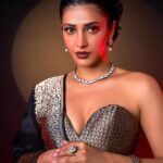 Shruti Haasan Instagram - Sunsets , moon skies and ruminations 🌙 . . . . . Styled by: @profanayty Assisted by: @whyshestyled @kashishsinhaaa Outfit : @ekayabanaras @ornatte.in Jewelry: @amrapalijewels Makeup @devikajodhani Hair @noori_hairstylist Photographer @akshay_26