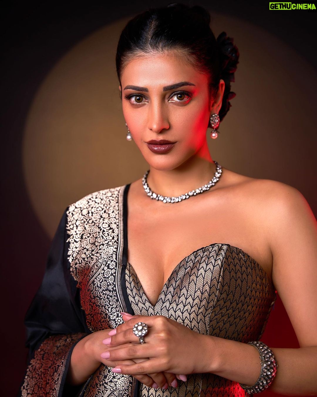 Shruti Haasan Instagram - Sunsets , moon skies and ruminations 🌙 . . . . . Styled by: @profanayty Assisted by: @whyshestyled @kashishsinhaaa Outfit : @ekayabanaras @ornatte.in Jewelry: @amrapalijewels Makeup @devikajodhani Hair @noori_hairstylist Photographer @akshay_26