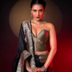 Shruti Haasan Instagram - Sunsets , moon skies and ruminations 🌙 . . . . . Styled by: @profanayty Assisted by: @whyshestyled @kashishsinhaaa Outfit : @ekayabanaras @ornatte.in Jewelry: @amrapalijewels Makeup @devikajodhani Hair @noori_hairstylist Photographer @akshay_26