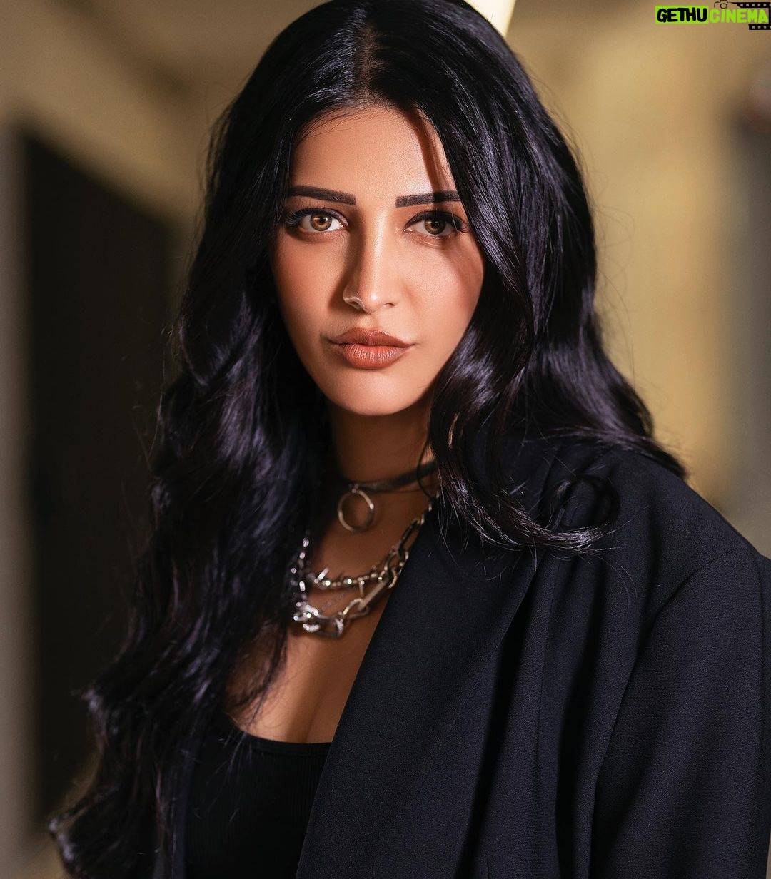 Shruti Haasan Instagram - 🙏🧿⭐️❤️ Makeup : @prakatwork Hair : @noori_hairstylist Styling : @shrutzhaasan Shot by @george_ferna_photography