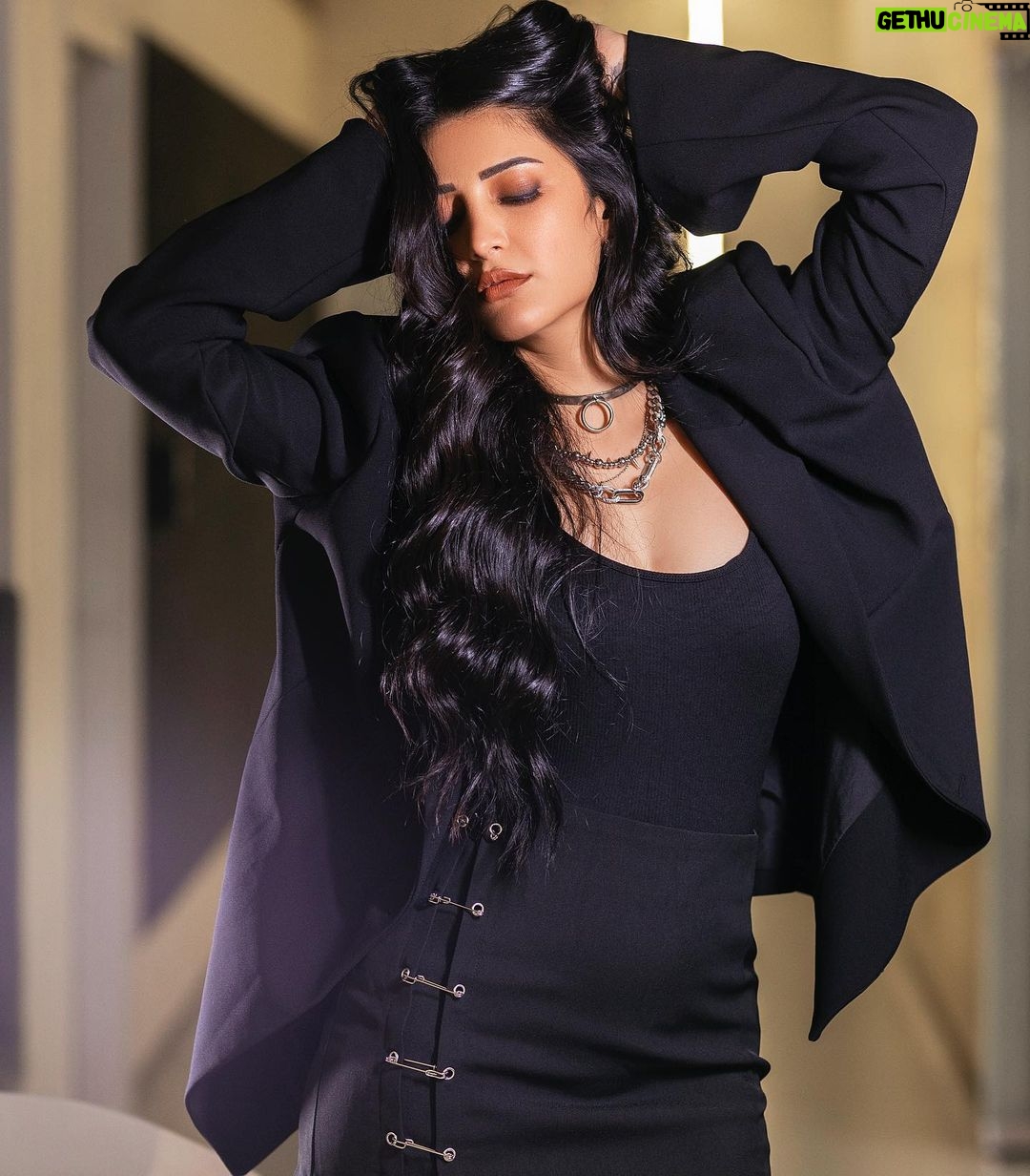 Shruti Haasan Instagram - 🙏🧿⭐️❤️ Makeup : @prakatwork Hair : @noori_hairstylist Styling : @shrutzhaasan Shot by @george_ferna_photography