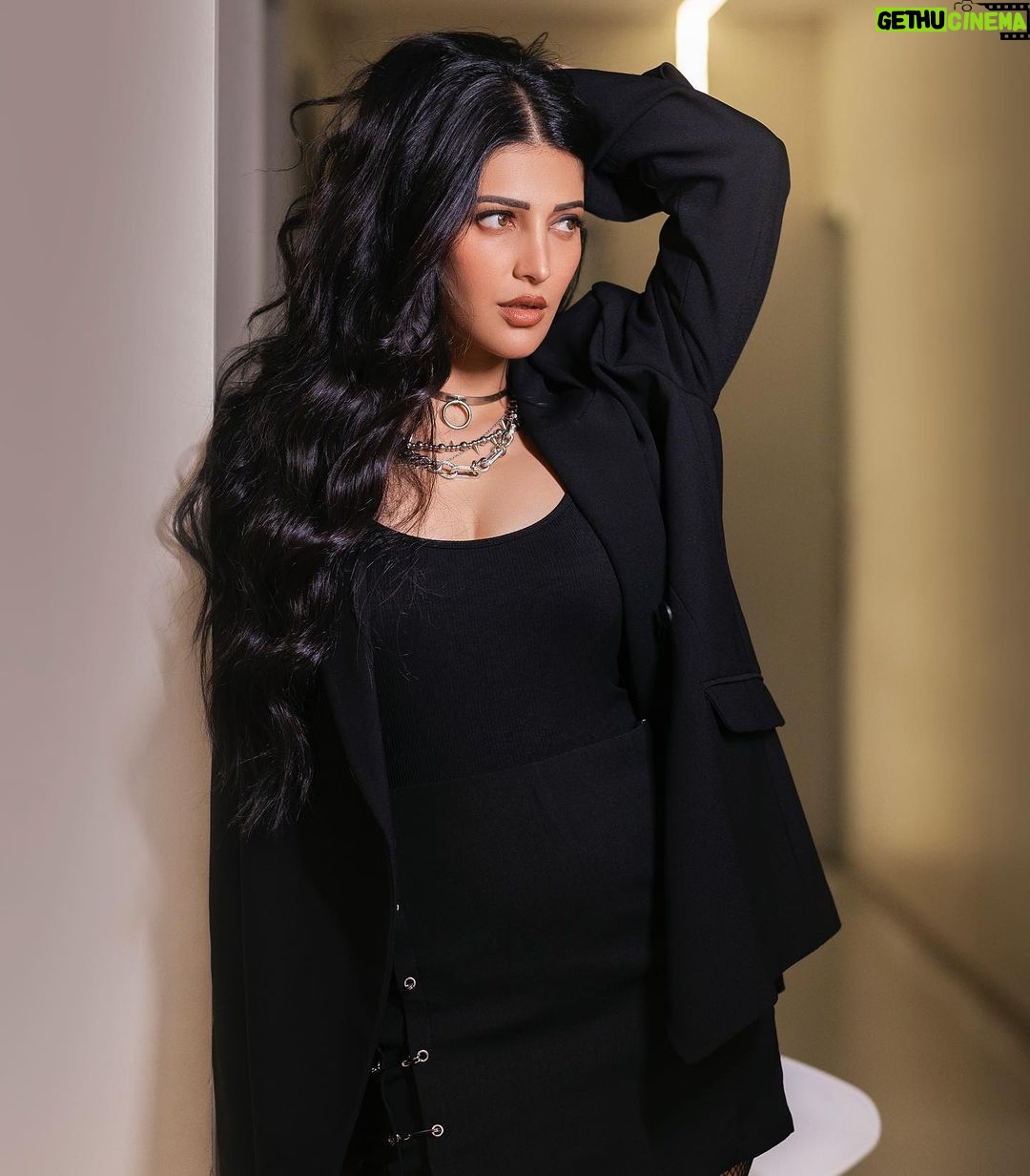 Shruti Haasan Instagram - 🙏🧿⭐️❤️ Makeup : @prakatwork Hair : @noori_hairstylist Styling : @shrutzhaasan Shot by @george_ferna_photography