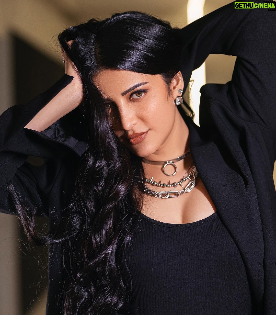 Shruti Haasan Instagram - 🙏🧿⭐️❤️ Makeup : @prakatwork Hair : @noori_hairstylist Styling : @shrutzhaasan Shot by @george_ferna_photography