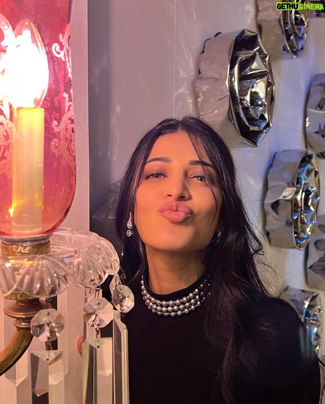 Shruti Haasan Instagram - Have a blessed and beautiful new year π€π§Ώ I wish for you that all your wishes come true especially the ones you really need β¦ I just have a feeling we are all going to have a great one π§Ώπ I spent a new years in Chennai my hometown after so many years !! So special πΈ @santanu_hazarika_art Chennai, India