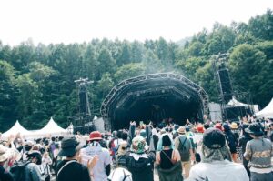 Shun Ishiwaka Instagram - Thank You #君島大空合奏形態　
Thank You #FUJIROCKFESTIVAL2023 
🌞🌞🌞🌞🌞🌞🌞🌞🌞
@ohzora_kimishima 
@shuta_nishida 
@kazukiarai_ 
①,②📸 @kanatarumi 
③📸 @percussion_0621

#fujirock
#fujirockfest2023
#フジロック
#fujirockfestival