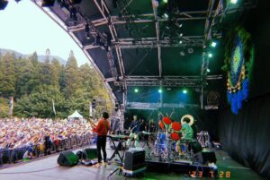 Shun Ishiwaka Instagram - Thank You #君島大空合奏形態　
Thank You #FUJIROCKFESTIVAL2023 
🌞🌞🌞🌞🌞🌞🌞🌞🌞
@ohzora_kimishima 
@shuta_nishida 
@kazukiarai_ 
①,②📸 @kanatarumi 
③📸 @percussion_0621

#fujirock
#fujirockfest2023
#フジロック
#fujirockfestival