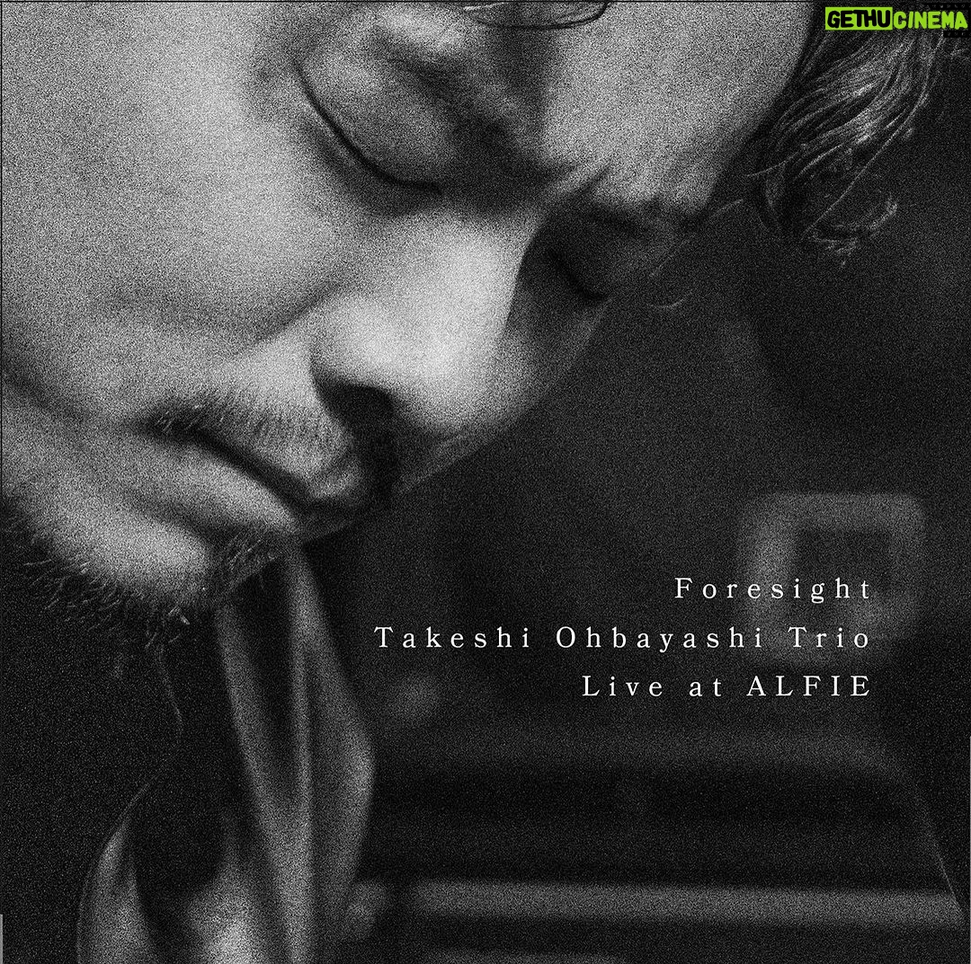 Shun Ishiwaka Instagram - TAKESHI OBAYASHI @takeshi_music 「LIVE AT ALFIE」9.20.2023 武司にいやん @takeshi_music と巧にいやん @a_tkm とのトリオの音を刻むことができました。出会ったのは2006年の北海道groove camp。 われわれそれぞれ14歳、19歳、20歳くらいだったと思います。大切な原点の仲間たちであります。みんな歳を重ねました。深まってます🏃♂️ check it out!!!! #newrelease🥁🥁🥁 #Repost @takeshi_music ・・・ New album alert🚨 September 20th, 2023 on sale!!!!! featuring two rhythm sections “Trio Standards” Takumi Awaya @a_tkm Shun Ishiwaka @shun_ishiwaka “Trio Renaissance” Shimpei Ogawa @shrimphead.ogw Yujiro Nakamura @yujiro.nakamura.92 六本木アルフィーのライブ録音シリーズに参加! 今年2枚目のトリオ作品、2組の素晴らしいリズムセクションをお迎えしてストレートアヘッドジャズのフォーマットを追求しました🔥 御予約はこちらから!!! https://diskunion.net/jazz/ct/detail/1008712704 #粟谷巧 #石若駿 #小川晋平 #中村雄二郎 #大林武司 #takeshiohbayashi #pianotrio JAZZ HOUSE alfie roppongi