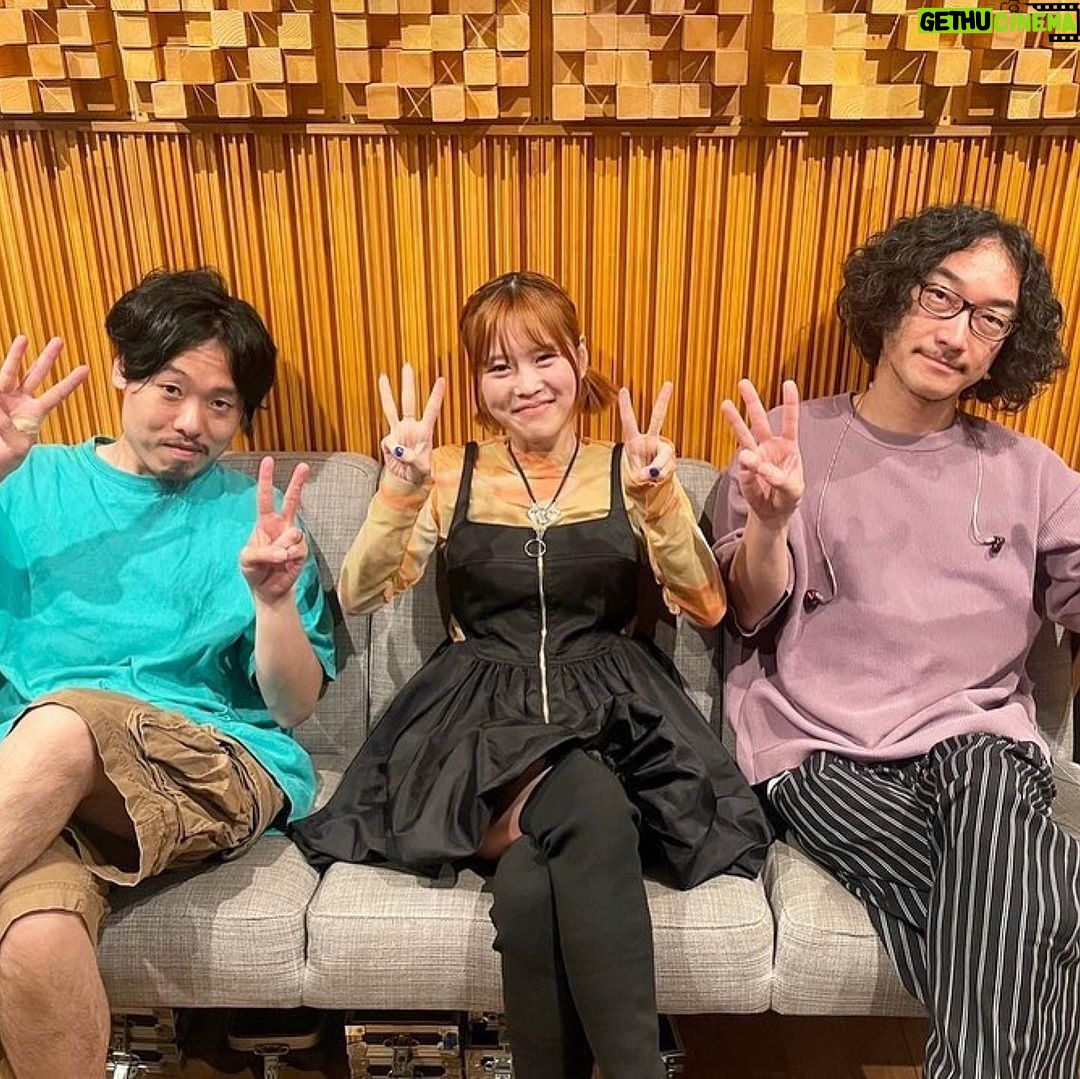 Shun Ishiwaka Instagram - Rei @guita_rei new single「sunflower」 にて参加させていただきました 夏の楽しいrecでございました🏃♂️🏃♂️🏃♂️ check it out!!