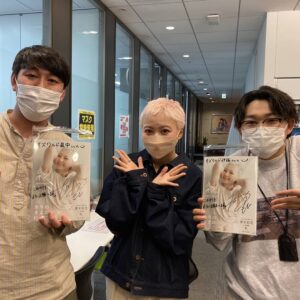 Shunsuke Ito Instagram - 安本会長に写真集頂きました！
太陽のような！太陽のようなGIRL！！