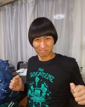 Shunsuke Ito Instagram - 蛙亭岩倉が我が家を正式に卒業しました。今までありがとう岩倉先生。元気でやれよ。新居徒歩５分だけど。なんかめっちゃ晩飯食いにくるけど。
代わりに大阪の同期佐川ピン芸人が新メンバーとして入居しました。よろしく佐川ピン芸人！
蛙亭岩倉out佐川ピン芸人in。
えっ蛙亭岩倉out佐川ピン芸人in？