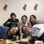 Shunsuke Ito Instagram - 蛙亭岩倉が我が家を正式に卒業しました。今までありがとう岩倉先生。元気でやれよ。新居徒歩５分だけど。なんかめっちゃ晩飯食いにくるけど。 代わりに大阪の同期佐川ピン芸人が新メンバーとして入居しました。よろしく佐川ピン芸人！ 蛙亭岩倉out佐川ピン芸人in。 えっ蛙亭岩倉out佐川ピン芸人in？