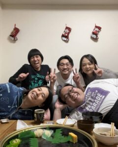 Shunsuke Ito Instagram - 蛙亭岩倉が我が家を正式に卒業しました。今までありがとう岩倉先生。元気でやれよ。新居徒歩５分だけど。なんかめっちゃ晩飯食いにくるけど。 代わりに大阪の同期佐川ピン芸人が新メンバーとして入居しました。よろしく佐川ピン芸人！ 蛙亭岩倉out佐川ピン芸人in。 えっ蛙亭岩倉out佐川ピン芸人in？
