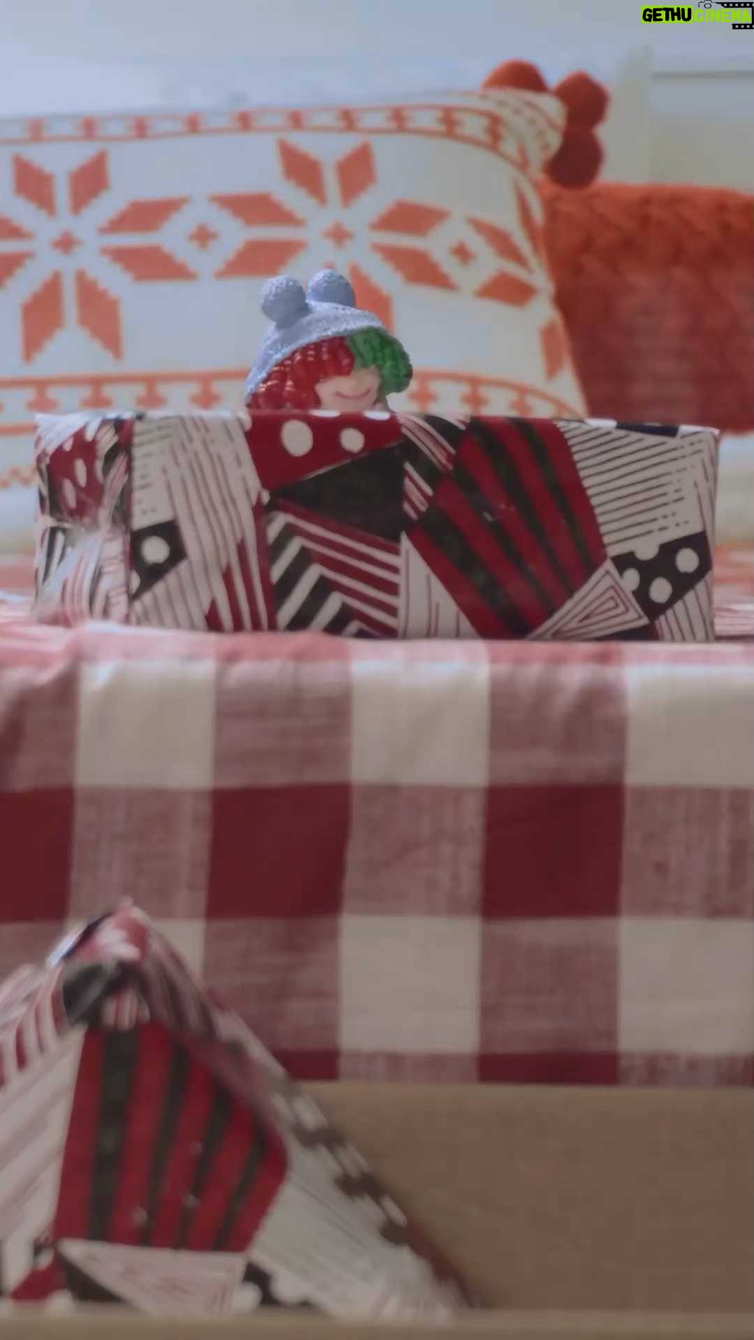 Sia Instagram - 🎁🎁🎁 The best kind of gifts #EverydayIsChristmas - Team Sia
