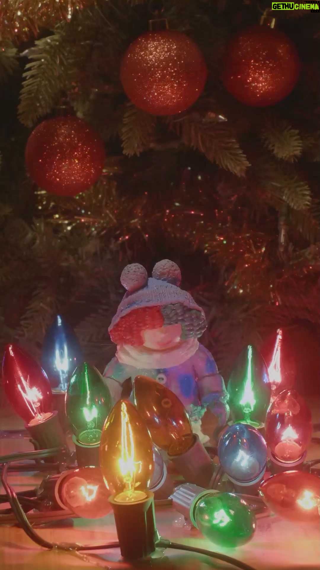 Sia Instagram - Lit up with happiness🎄🎅🏼 #EverydayIsChristmas - Team Sia