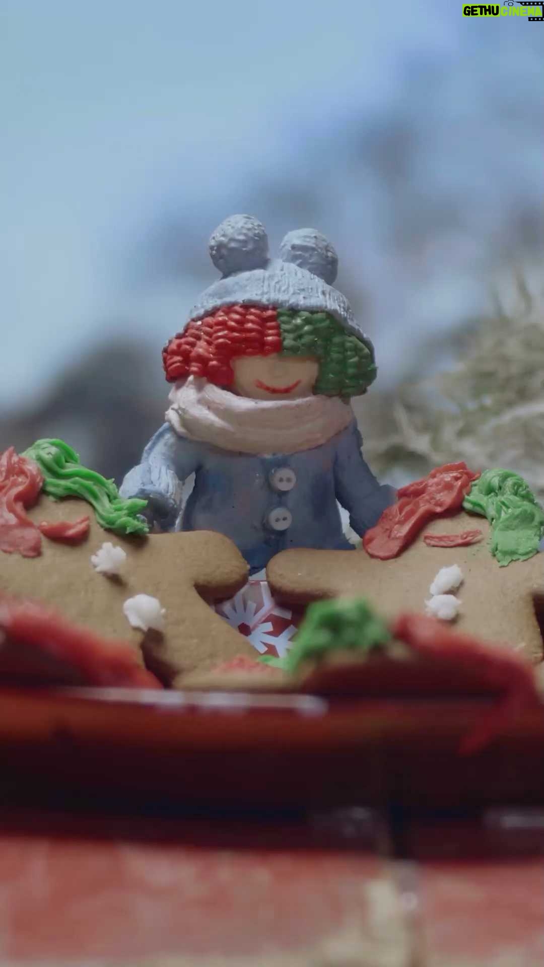 Sia Instagram - Surprise someone with kindness this season ❤️ #EverydayIsChristmas - Team Sia