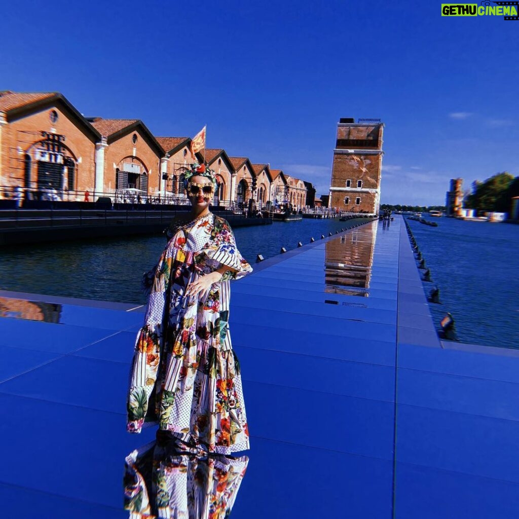 Sia Instagram - #DGLovesVenice 💕 🇮🇹 💕 #TeamSia 🎀 Glam: @thetonyabrewer 💄 Venice, Italy