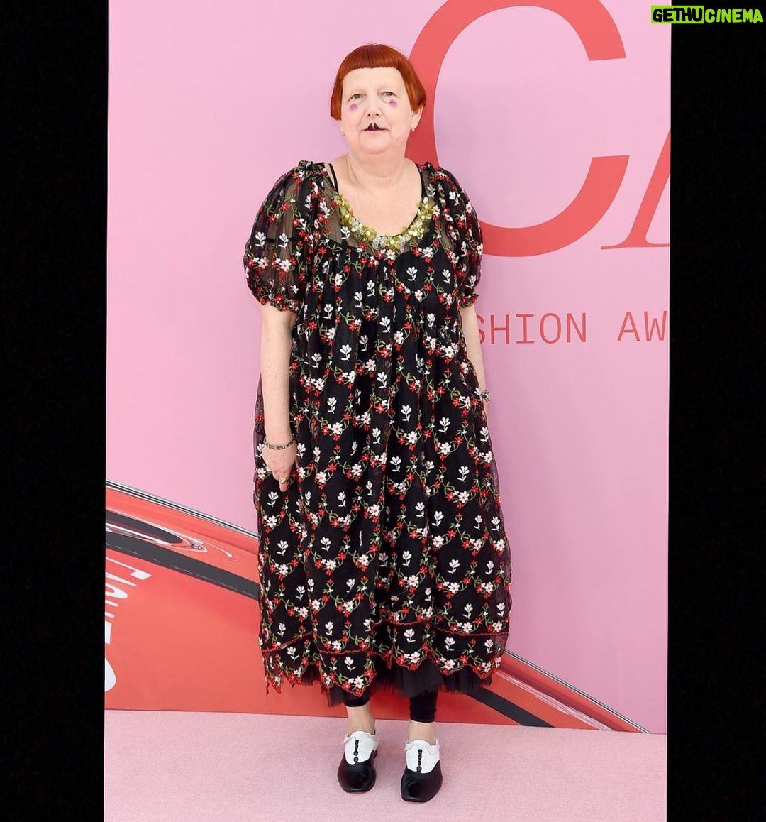 Sia Instagram - Legendary #LynnYaeger at the CFDA Awards 2019 wearing #SimoneRocha & #RepettoBySia ❤️ - Team Sia