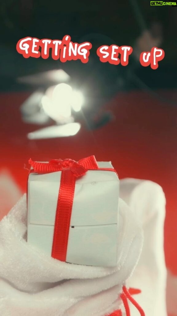 Sia Instagram - Christmas is coming 👀🎁🎄- Team Sia #everydayischristmas