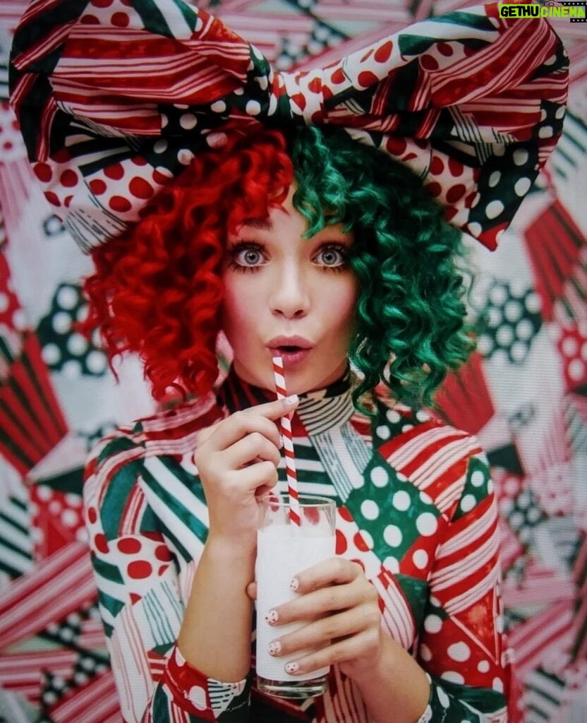 Sia Instagram - ONE MONTH 'til Christmas 🎄🌟❄️🎅🏼 - Team Sia