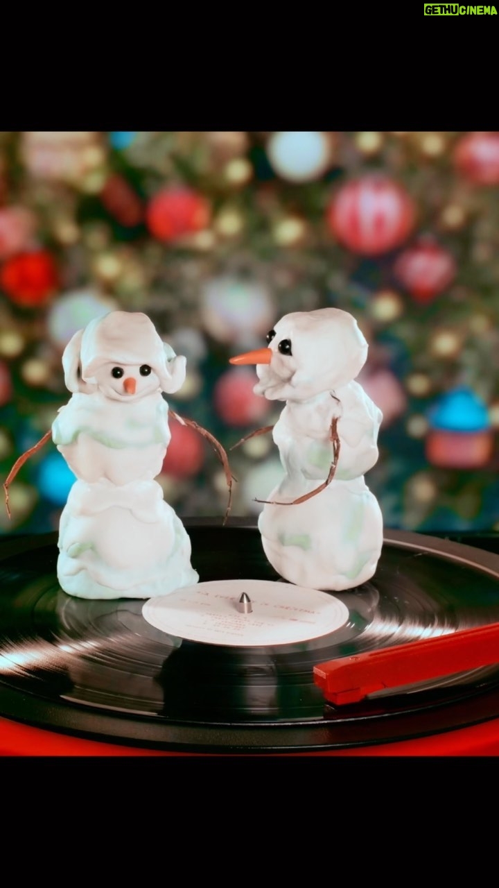 Sia Instagram - Never too early for a little bit of holiday spirit 😉☃️ the Snowman white vinyl is now available to pre-order on @Amazon! - Team Sia