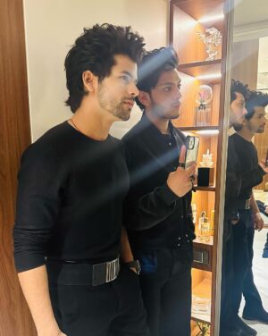 Siddharth Nigam Instagram - Men in black 🖤

#filmfareottawards #filmfarenight