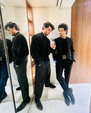 Siddharth Nigam Instagram - Men in black 🖤

#filmfareottawards #filmfarenight