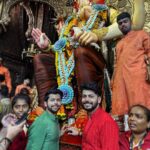 Siddharth Nigam Instagram - Lalbaghcha Raja🫶🙏! No doubt, you're gonna feel absolutely fantastic once you take the blessings of Bappa! #ganpatibappamorya #siddharthnigam #abhisheknigam #darshan