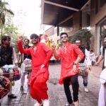 Siddharth Nigam Instagram - GANPATI BAPPA MORYA 🫶🏻🙌 W/ @thesiddharthnigam 🎶 . Outfit: @manishkumar330_ . #abhisheknigam #abhisheknigamfam #siddharthnigam #nigambrothers #ganpatibappamorya Mumbai, Maharashtra