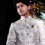 Siddharth Nigam Instagram - Kaisi Rahi app sabhi ki Diwali🪔✨ #Diwali2023 #spreadlove #happiness Stylist - @roshni0819 Outfit - @laromaniofficial