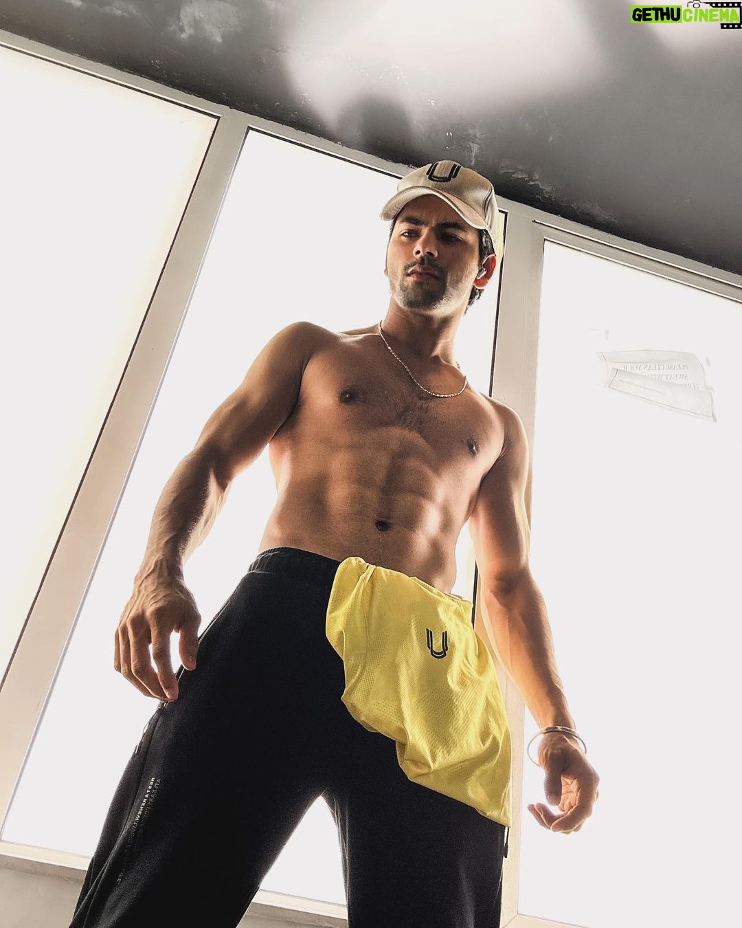 Siddharth Nigam Instagram - Consistency is the key to anything you want to achieve in your life 🫡 #SNworkout #mondaymotivation