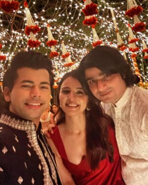 Siddharth Nigam Instagram - ✨🪔🤗❤️🤳
#happydiwali