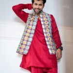 Siddharth Nigam Instagram - May the blessings of Maa Durga fill your life with strength and prosperity! 🙏 happy navratri kanya pooja 🌺 #NavratriBlessings" How was your Navratri? #navratri #ootd #garba Outfit- @manishkumar330_