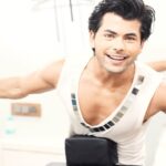 Siddharth Nigam Instagram - Grateful✨ to showcase my Dance Performance at the @theitaofficial Don't forget to watch full Act tonight on @starplus at 7:30pm 🤗Dedicating My performance to the inspiring @hrithikroshan Sir❤️🙏 Purane saal ko Thank you bolke Naye saal ka swagat Acche se Kijiye #ITAawards #NewYearVibes
