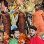 Siddharth Nigam Instagram - Lalbaghcha Raja🫶🙏! No doubt, you're gonna feel absolutely fantastic once you take the blessings of Bappa! #ganpatibappamorya #siddharthnigam #abhisheknigam #darshan