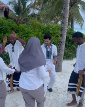 Siddharth Nigam Instagram - We had an absolutely incredible birthday celebration with the most extraordinary people at @radissonbluresortmaldives! We are immensely grateful for the tremendous effort put into cutting the cake and making it an unforgettable experience for us. Thank you from the bottom of our hearts!❤️🎂🏝️🌊 
#birthdayboys #maldives