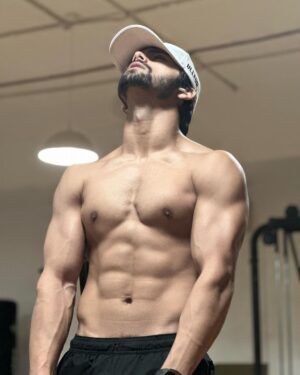 Siddharth Nigam Instagram - Big Boy🤭🔥! Here's your Monday motivation. And how did you like the teaser of #TeriAadat2? #mondaymotivation #gains