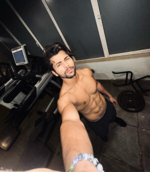 Siddharth Nigam Instagram - 5x selfie 🤳 
Make everything possible ✨❤️