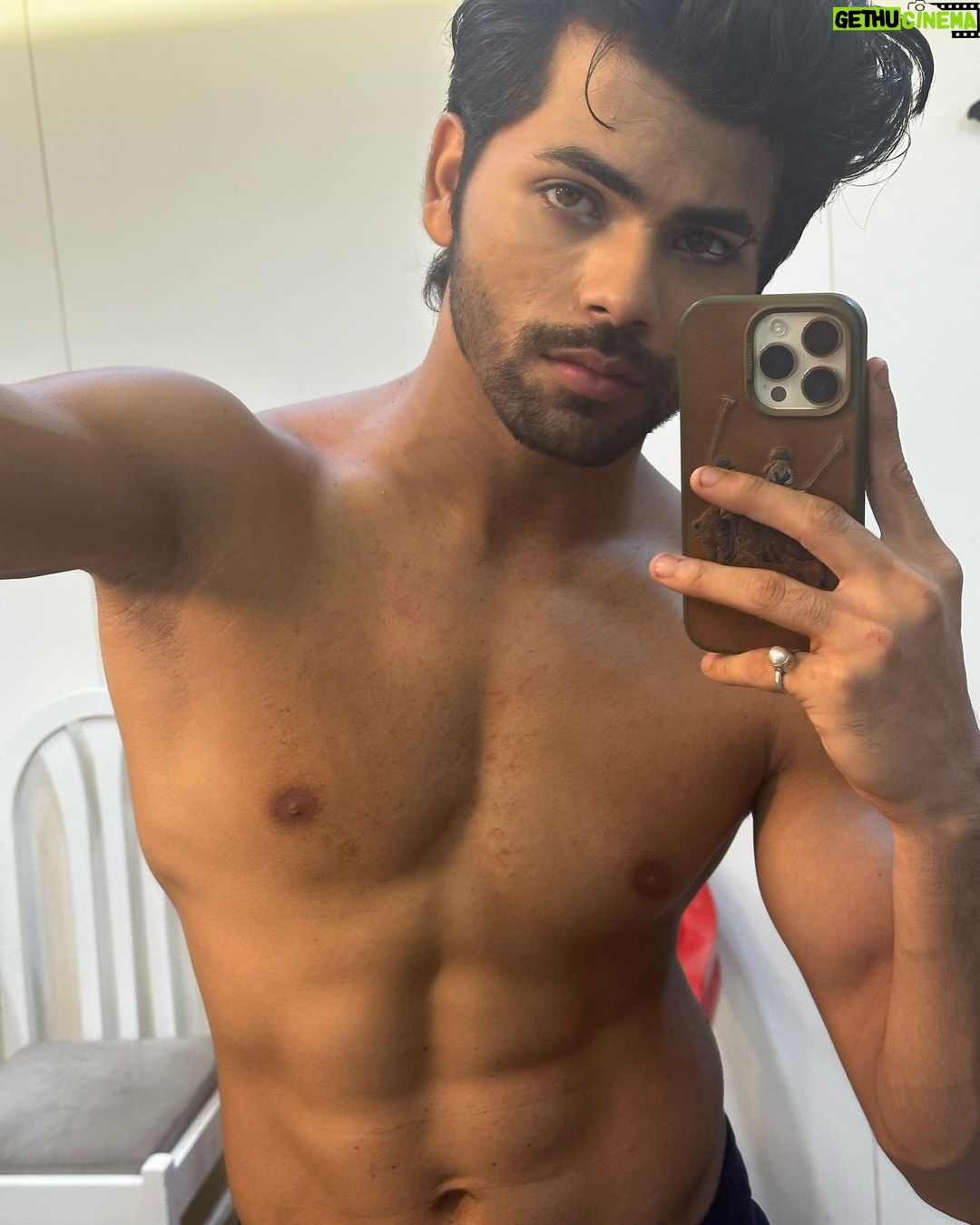 Siddharth Nigam Instagram - "2 million views π! π and Teri Aadat 2' rocking the YouTube trends at #7 has us on cloud nine! βοΈ Sharing a glimpse of the incredible journey behind the scenes β every sweat drop, every late night β all worth it for the love you've shown us. Your support means the world! β€οΈ And yes, that glass bottle break? Painful but epic. Remember, safety first β please don't attempt this at home. π«π₯ If you haven't caught the magic yet, link in bio! β¨πΆ #2millionviews #TeriAadat2 #BehindTheScenes"