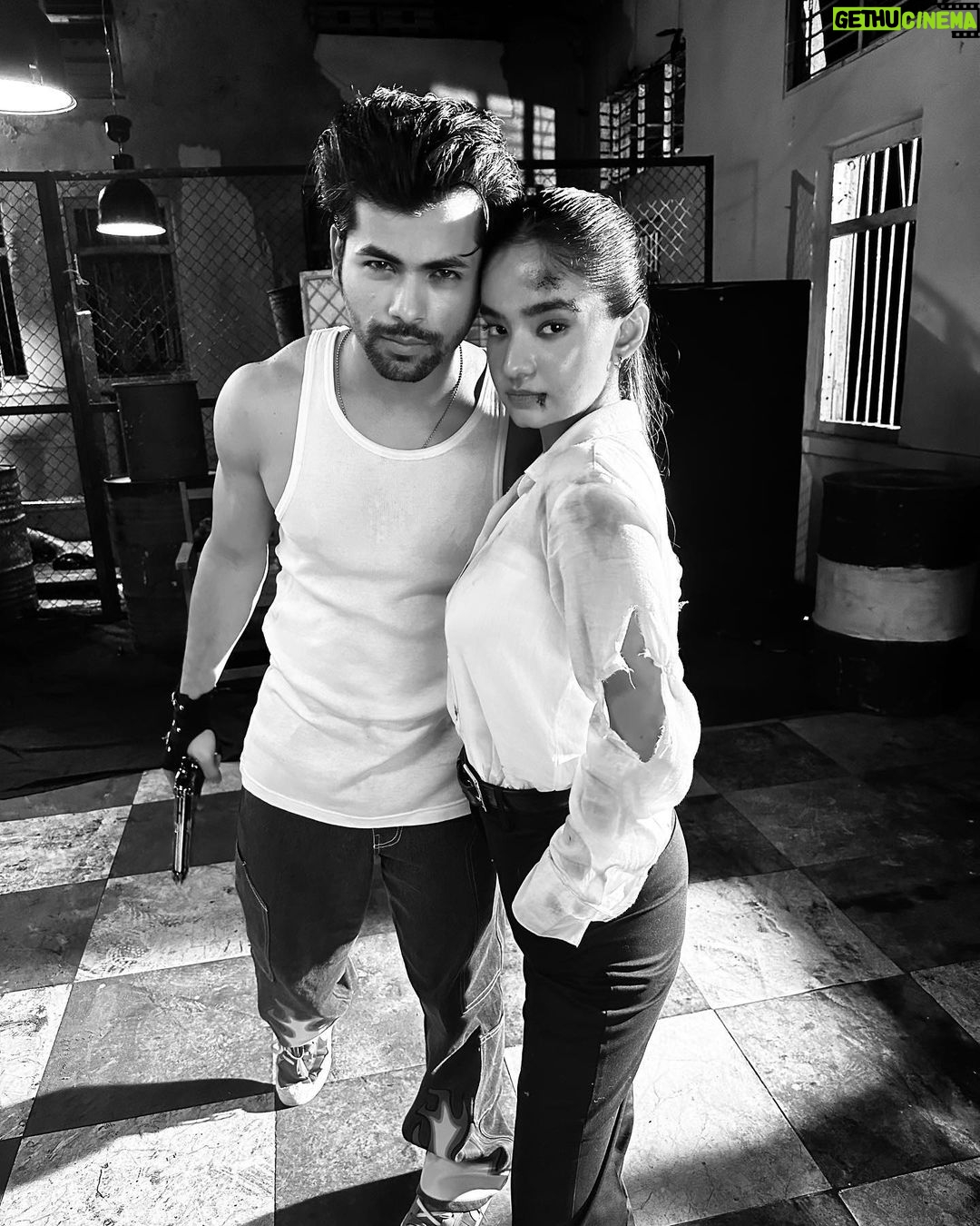 Siddharth Nigam Instagram - "2 million views π! π and Teri Aadat 2' rocking the YouTube trends at #7 has us on cloud nine! βοΈ Sharing a glimpse of the incredible journey behind the scenes β every sweat drop, every late night β all worth it for the love you've shown us. Your support means the world! β€οΈ And yes, that glass bottle break? Painful but epic. Remember, safety first β please don't attempt this at home. π«π₯ If you haven't caught the magic yet, link in bio! β¨πΆ #2millionviews #TeriAadat2 #BehindTheScenes"