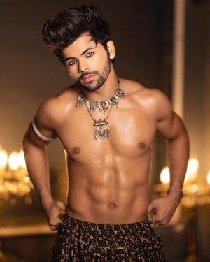 Siddharth Nigam Instagram - Golden✨🤩 🍯 
-

-
Concept and Styling @nagma_the_fashion_hub @designersneha1
-
Designer  @designer_divyaa
-
Shoes @Mufa_shoes
-
Photographers @Prashantsamtani
-
Hair makeup @yash_hair7682 @chetanmakeup
