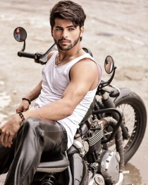 Siddharth Nigam Instagram - Don't look at the caption look at me✨😌 🏍️ 
📸: @amitkhannaphotography 
#bikelife