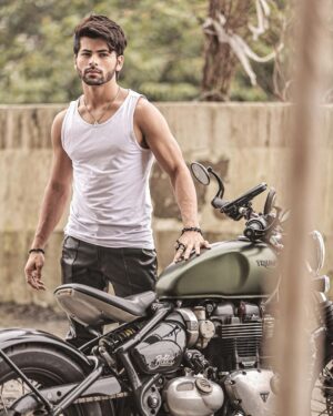 Siddharth Nigam Instagram - Don't look at the caption look at me✨😌 🏍️ 
📸: @amitkhannaphotography 
#bikelife