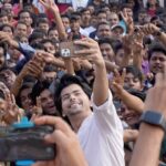 Siddharth Nigam Instagram - Always feels great to meet people ✨❤️ @maladmastievent Thank you @mla_aslamshaikh sir for having me there and honoring me❤️✨🙏and thank you @shekharsingh.1 bhai for making this happen and always staying by my side❤️️ Maaza ayaaa bohut sabse milke😍