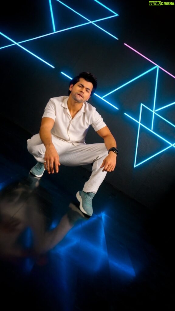 Siddharth Nigam Instagram - Grooving to my own beat with Campus on my feet! 😍 As I heat up the dance floor Air-Turbo's advanced air ventilation system keeps my feet cool! #Nitropower #Campus #DanceOn #GrooveWithMe #Campusshoes #Campussquad