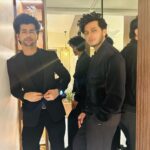 Siddharth Nigam Instagram - Men in black 🖤 #filmfareottawards #filmfarenight