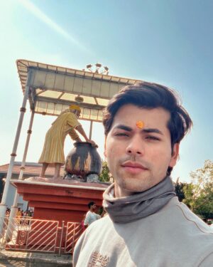 Siddharth Nigam Instagram - Saal ki shuruaat Sai baba ke ashirwad Aur Prasad ke sath 🙏❤️ Om Sai Ram✨
 Wishing everyone a Happy New Year filled with fresh perspectives and a resilient mindset! 🌟