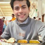 Siddharth Nigam Instagram - Saal ki shuruaat Sai baba ke ashirwad Aur Prasad ke sath 🙏❤️ Om Sai Ram✨ Wishing everyone a Happy New Year filled with fresh perspectives and a resilient mindset! 🌟 Shirdi Sai Baba Temple. Shirdi..