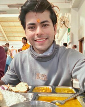Siddharth Nigam Instagram - Saal ki shuruaat Sai baba ke ashirwad Aur Prasad ke sath 🙏❤️ Om Sai Ram✨
 Wishing everyone a Happy New Year filled with fresh perspectives and a resilient mindset! 🌟
