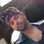 Siddharth Nigam Instagram - Chalo yaar, bohot dino se selfie nahi dali thi, abhi ek selfie lete hai! 😄 Are you guys excited for my new music video? Ek bahut bada gaana hai jo @tips par release ho raha hai, stay tuned! ✨❤️️ guess karo song aur batao in the comment section HINT: LDDH